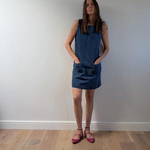 Vintage 90s Denim Mini Dress – Sleeveless Blue Jean Shift Dress with Pockets and Back Zipper