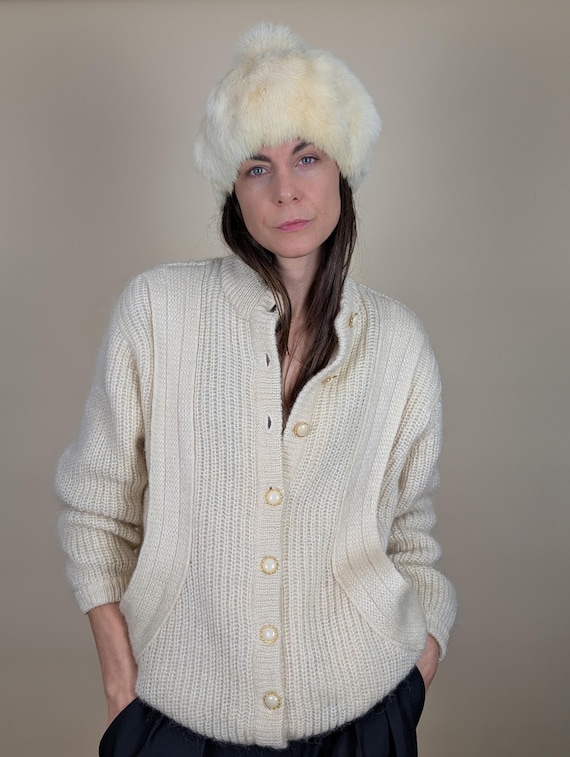 White Rabbit Fur Hat, Elegant Winter Accessory for Women  display picture 1
