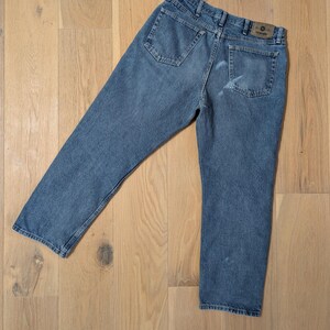 Op de afbeelding: Blauwe denim jeans met een klassiek ontwerp met vijf zakken. De jeans hebben een rechte pijp en een vervaagde wassing. Een bruine leren patch met de merknaam is zichtbaar op de achterste tailleband.