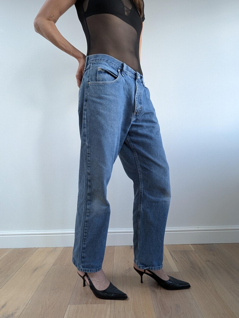 Op de afbeelding: Lichtblauwe denim jeans met een klassiek vijf-zakken ontwerp. De jeans hebben een rechte pijp en een medium wassing. Het model draagt zwarte pumps met spitse neus.