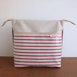 grosse Kulturtasche/Kosmetiktasche aus Wachstuch, für die Reise, Make-Up, als Wickeltasche, Strickbeutel, Streifen, rot, weiß, waschbar ***