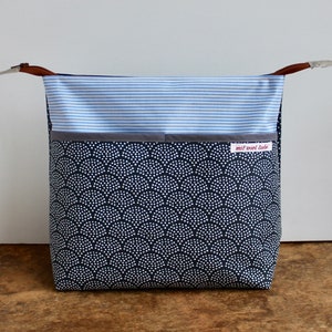 grande beauty case/borsa per cosmetici in tela cerata, per i viaggi, per il trucco, come borsa per pannolini, motivo onde giapponesi, blu, pois, lavabile ***