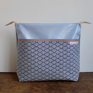 grosse Kulturtasche/Kosmetiktasche aus Wachstuch, für die Reise, Make-Up, als Wickeltasche, Wellen, blau, waschbar ***