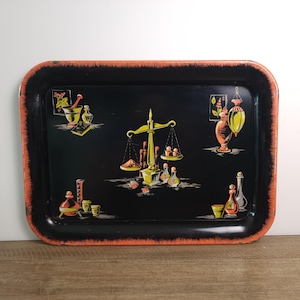 Può includere: Una tazza di ceramica bianca con manico nero e la scritta "But First, Coffee" in grassetto nero. La tazza è posta su uno sfondo neutro, che ne evidenzia il design semplice.