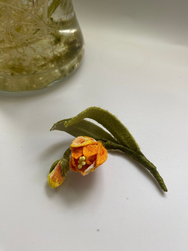 Oranje Kiss-lock-etui met Kanzashi-bloemdecoratie. afbeelding 9