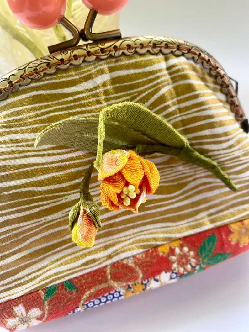 Oranje Kiss-lock-etui met Kanzashi-bloemdecoratie. afbeelding 5