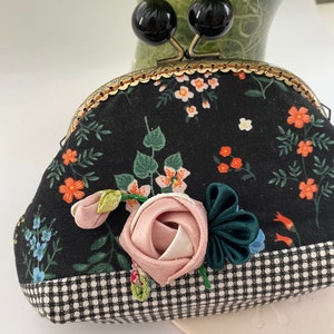 Pochette nera con chiusura a bacio e motivo floreale con rosa Kanzashi