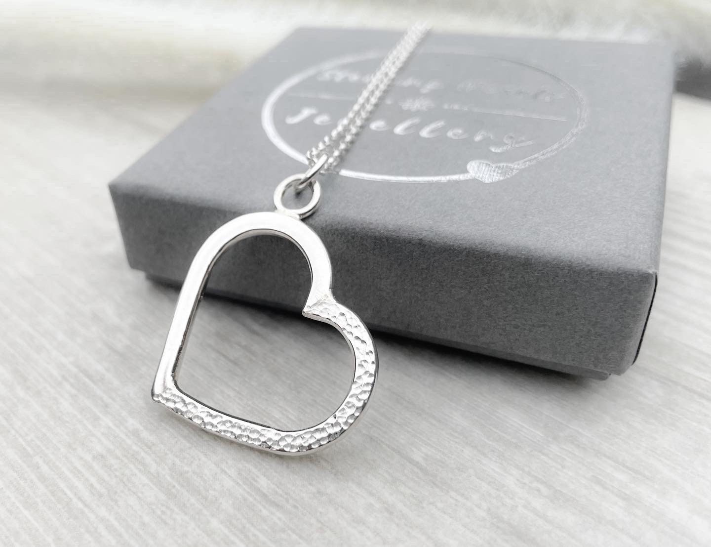 ファッション雑貨・小物その他 +DEINET+ VOLUME HEART NECKLACE IN SILVER KDCYM4XB311 The Kindred Heart from Vera Wang Love Collection 5/8 CT