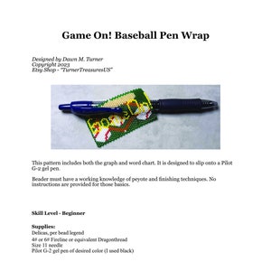 Könnte beinhalten: Nahaufnahme eines grünen, braunen und weißen Perlen-Stiftumschlags mit Baseball-Motiv. Der Umschlag ist für einen Pilot G-2-Gelstift konzipiert. Der Text "Game On! Baseball Pen Wrap" befindet sich oben im Bild.