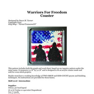Peut inclure: Un dessous de verre carré en acrylique avec un motif de perles portant le texte "Warriors For Freedom Coaster". Le motif comprend une silhouette de deux personnages devant un motif de drapeau rouge, blanc et bleu. Le dessous de verre mesure environ 8 cm x 8 cm.