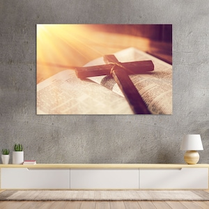 Hölzernes christliches Kreuz auf der offenen Bibel Druckbild auf Leinwand, Religion Decor Wand, Bibel Kunst für Home Decor, Religion Decor für Interior