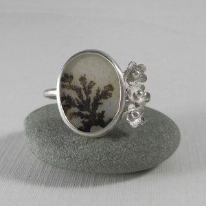 SALE* Beautiful Oval Dendritic Agate Ring in Brushed Matte Sterling Silver with a Trio of Delicate Flowers* Natural Scenic * Size US6.5