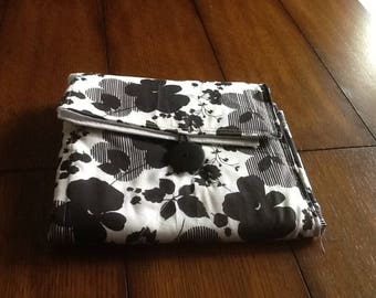 Travel changing pad - black & white