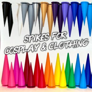 Puede incluir: Una colección de puntas cónicas en una amplia gama de colores, incluyendo negro, blanco, gris, dorado, morado, azul, rosa, rojo, naranja, amarillo y verde. El texto "SPIKES FOR COSPLAY & CLOTHING" está centrado en el medio de la imagen.