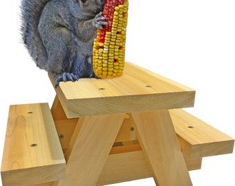 Comedero grande de cedro para ardillas, ideal para picnic. Soporte artesanal para mazorcas de maíz.