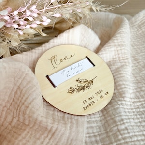 Carte, médaillon en bois porte bracelet de naissance personnalisé
