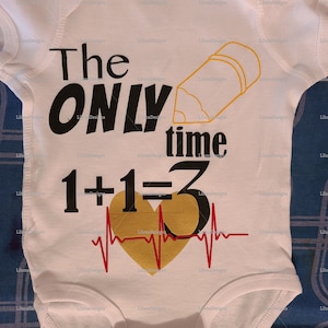 De enige keer 1 +1 = 3 digitale download, cricut, een + een, wiskunde, baby, bodysuit, wiskunde, douche cadeau, baby shower, fuzzy wiskunde, baby, hartslag