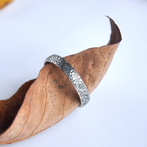 Vine Ring in Sterling Silver || Textured band with vine detail