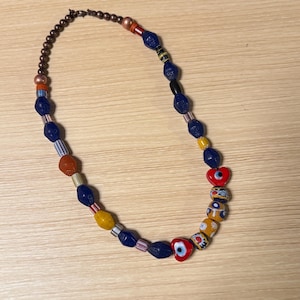 Collier de perles Java et chevrons indonésiens antiques de 18 po. avec coeurs mauvais œil turcs - Bijoux artisanaux bohèmes faits main, Perles du commerce du Ghana en cuivre