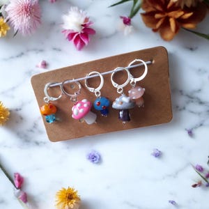 Kawaii-set med 5 slumpmässiga färgglada svamp-paddsvampsmaskmarkörer / set med 5 Progress Keeper stickning/virkad berlock / paddsvampsmaskmarkörer