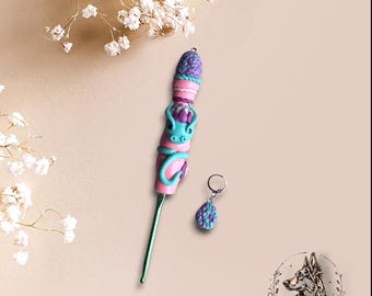 Aguja de crochet de dragón de arcilla polimérica de color rosa, morado y verde azulado / aguja de crochet de huevo de dragón / accesorio de tejido de aguja de crochet de dragón de arcilla