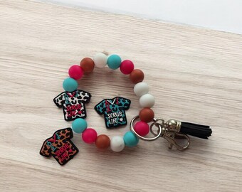 Llavero de silicona con cuentas para la muñeca / llavero de silicona con diseño de asistente médico y enfermera de Scrub Life / llavero con accesorios para bolsos con estampado de leopardo