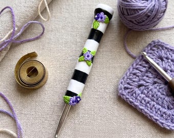 Polymer clay black white stripe crochet hook / purple lilac rose crochet hook / clay floral rose striped crochet hook knitting accessory