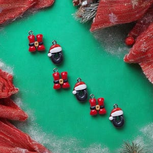 Dijes de arcilla kawaii de Papá Noel, dijes de letras de arcilla polimérica, dijes navideños kawaii, joyas de cascanueces kawaii