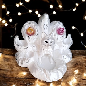 Hand painted 3D white kitsune dice tower / 3d white gray kitsune fox dice tower / 3d printed d20 dice tower roller