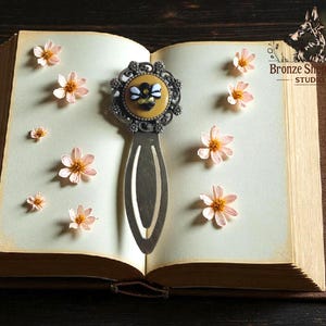 Vintage style yellow black bee bronze tone bookmark / metal bumblebee book mark / polymer clay bumble bee bookmark reading book accessories