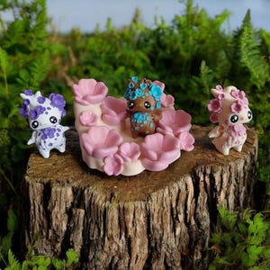 塗装済み3D桜の花のピクシーダイススタンドホルダータワー / 3D桜のダイスタワー / 3Dプリントd20ダイスタワーローラー