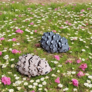 Hand painted 3D articulated flexi hedgehog / 3d printed gray tan hedgehog / 3d printed animals figurine knick knack Fidget porcupine