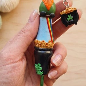 Polymeerklei st Patrick's day ierse kabouter haaknaald / regenbooghaaknaald / kleipot met goud kabouter haaknaald breiaccessoire