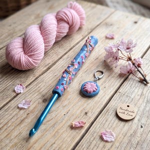Kirschblüten-Häkelnadel aus Polymerclay auf blauer Häkelnadel / Frühlings- und Sommerblumen-Häkelnadel / Häkelnadel-Strickaccessoire mit Kirschblüte aus Polymerclay