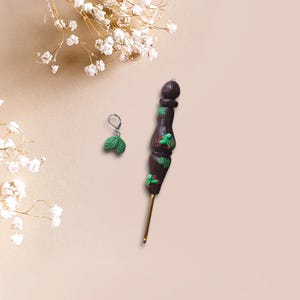 Polymer clay colorful tree frog crochet hook / clay faux wood frog leaves crochet hook / tree frog crochet hook knitting accessory