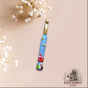 Polymer fairy toadstool house crochet hook / toadstool bee crochet hook / clay toadstool mushroom garden crochet hook knitting accessory