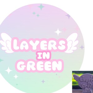 Pu&ograve; includere: Un logo rosa e bianco con ali e il testo "Layers in Green" su uno sfondo sfumato pastello con stelle. Una versione pi&ugrave; piccola del logo &egrave; mostrata su una saponetta viola.