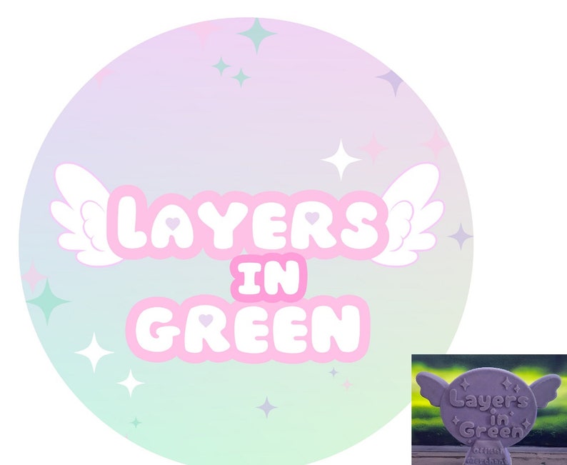Pu&ograve; includere: Un logo rosa e bianco con ali e il testo "Layers in Green" su uno sfondo sfumato pastello con stelle. Una versione pi&ugrave; piccola del logo &egrave; mostrata su una saponetta viola.
