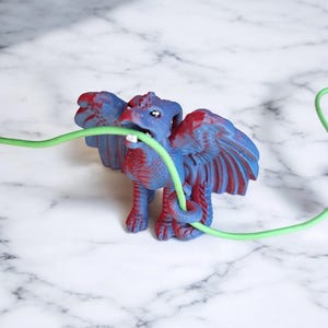 3Dプリントされた赤と青のツートンカラーのドラゴンコードホルダー/3Dドラゴンコードオーガナイザー/3Dプリントドラゴンの小物