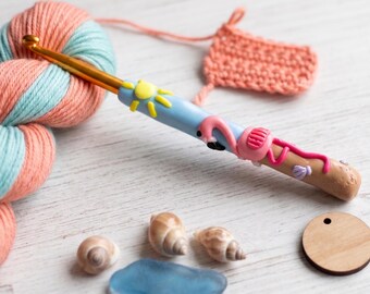 Haaknaald van polymeerklei met roze flamingo strandmotief / flamingo zonneschijn haaknaald / schattige flamingo haaknaald van klei / breiaccessoire