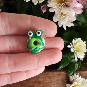 Polymer clay green frog donut charms / polymer clay frog sprinkle charms / kawaii donut animal charm stitchmarker progress keeper notions