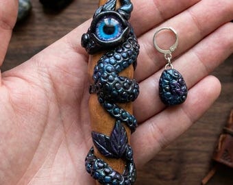 Gancho de crochet de dragón de arcilla polimérica hecho a mano, negro, azul, morado y dorado, con marcador de puntos / Accesorio para tejer con gancho de crochet de huevo de dragón de arcilla