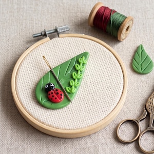 Sujetador de agujas magnético de arcilla polimérica con forma de mariquita / Sujetador de agujas de jardín con forma de hoja de lágrima y mariquita, accesorio para costura y punto de cruz, soporte para agujas