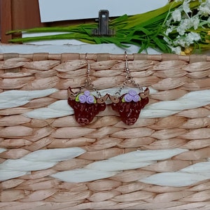 Kawaii floral cow earrings / polymer clay highland cow earrings / kawaii animal jewelry / floral earrings / floral Highland cow earrings