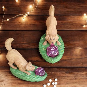 Hand painted 3D yellow Labrador golden retriever dice guardian / playful dog puppy dice buddy / 3d printed d20 dice guardian