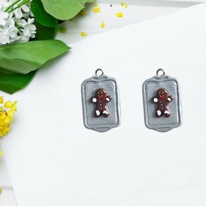 Kawaii gingerbread man cookie baking tray charms / polymer clay cookie charms / kawaii food charm food jewelry charm stitch marker