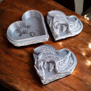 Caixa de coração de dragão em prata metálica impressa em 3D pintada / caixa de joias com pingentes de dragão 3D / caixa organizadora de bugigangas de dragão impressa em 3D