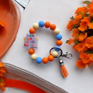 Llavero de silicona con cuentas para la muñeca / Dios está dentro de ella Llavero de silicona con cuentas para la muñeca / Accesorio para bolso con fe religiosa