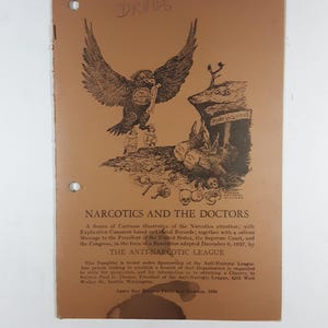 Può includere: Un opuscolo marrone con un'illustrazione in bianco e nero di un uccello che trasporta un sacchetto di droga. L'opuscolo è intitolato "Narcotics and the Doctors" ed è una pubblicazione della Lega Antinarcotici. Il testo sull'opuscolo recita: "Una serie di cartoni animati che illustrano la situazione dei narcotici; con un commento esplicativo basato su registri ufficiali; insieme a un messaggio importante al presidente degli Stati Uniti, alla Corte Suprema e al Congresso, sotto forma di una risoluzione adottata il 6 dicembre 1937, dalla LEGA ANTINARCOTICI Questo opuscolo è pubblicato sotto il patrocinio della Lega Antinarcotici Chiunque desideri stabilire una filiale di tale Organizzazione è pregato di scrivere per ottenere il permesso e informazioni su come ottenere uno Statuto, al senatore Paul G. Thomas, presidente della Lega Antinarcotici, 4203 West Walker St., Seattle, Washington ARMY SAY ENGING PRESS, INC. Agosto 1938"