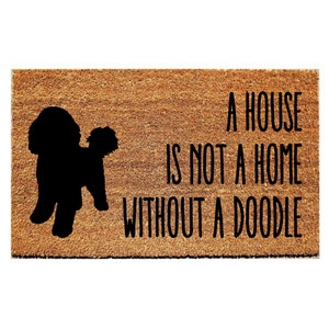 Puede incluir: Una alfombra de bienvenida marr&oacute;n con una silueta negra de un perro doodle y el texto "Una casa no es un hogar sin un doodle."